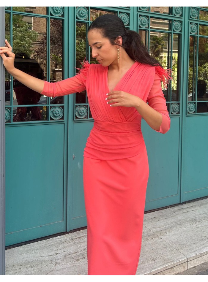 Vestido midi para invitada con detalle drapeado y manga francesa color coral