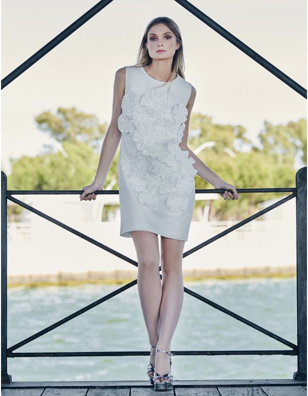 Robe courte unie avec détails floraux