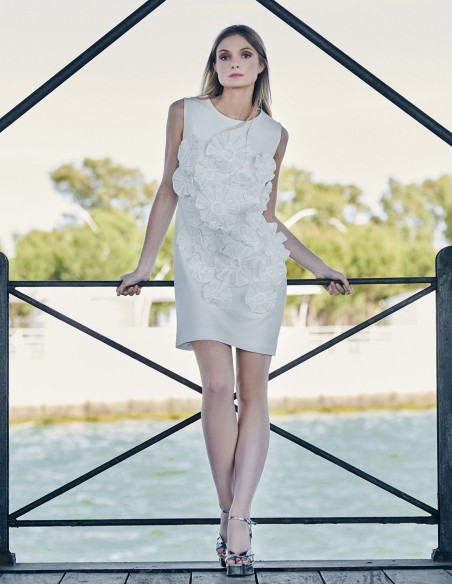 Vestido corto liso con detalle de flores