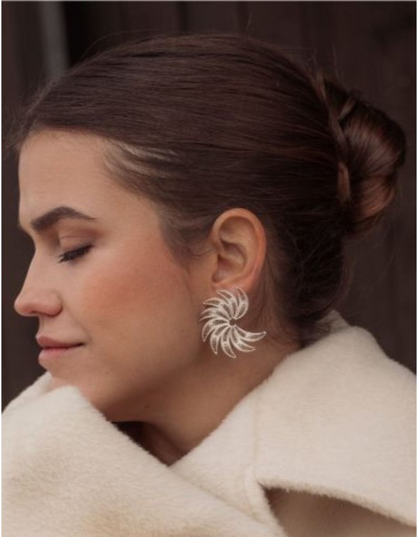 Pendientes en forma de semi espiral con detalle de plumas