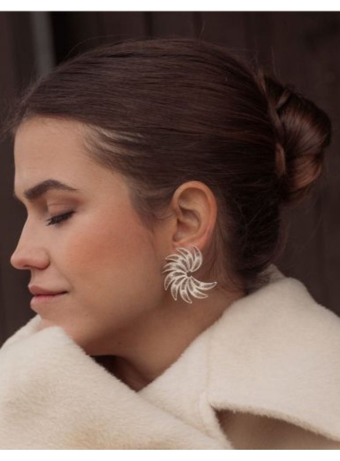 Semi-spiral earrings with feather details