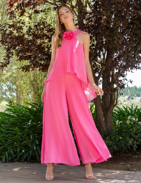 Mono largo de fiesta con vuelo y escote halter fucsia