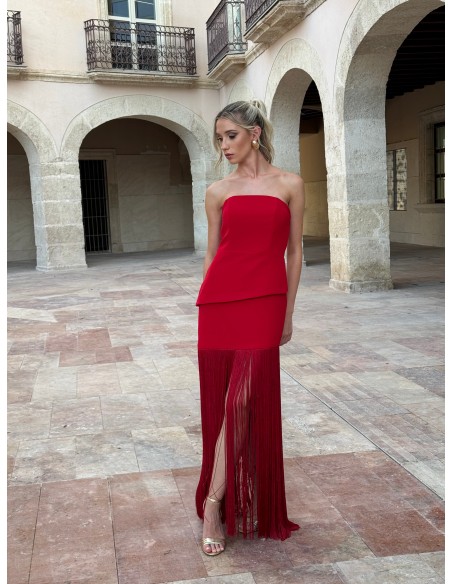 Longue robe rouge avec franges et encolure sans bretelles pour une robe d'invité