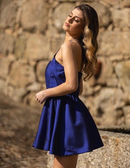 Vestido de fiesta corto con tirantes cruzados