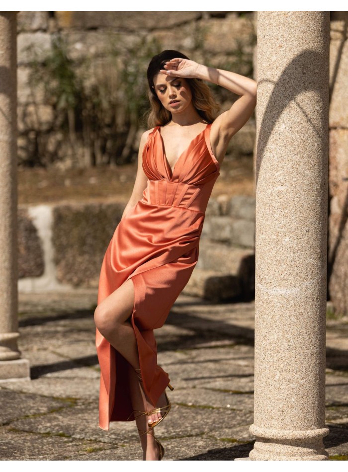 Vestido de fiesta midi con corsé drapeado y apertura lateral