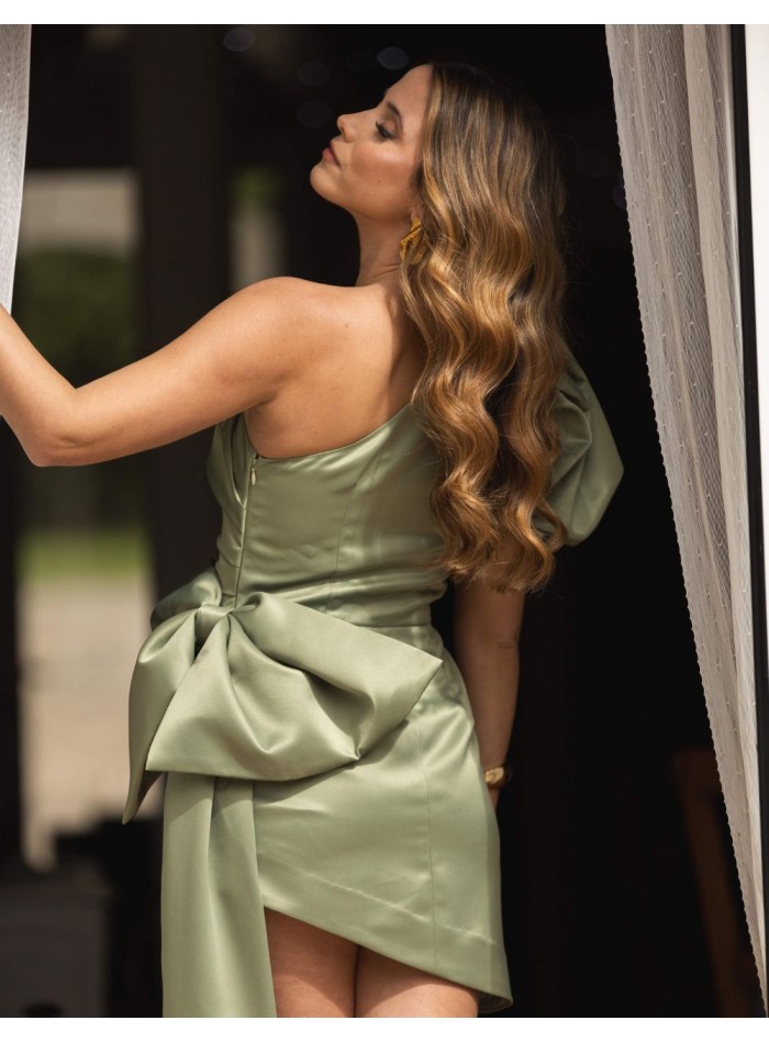 Robe de soirée courte avec manches bouffantes...