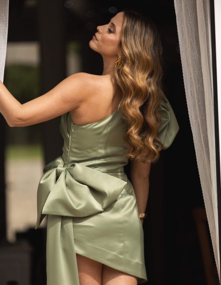 Vestido de fiesta corto con manga abullonada y detalle de lazo