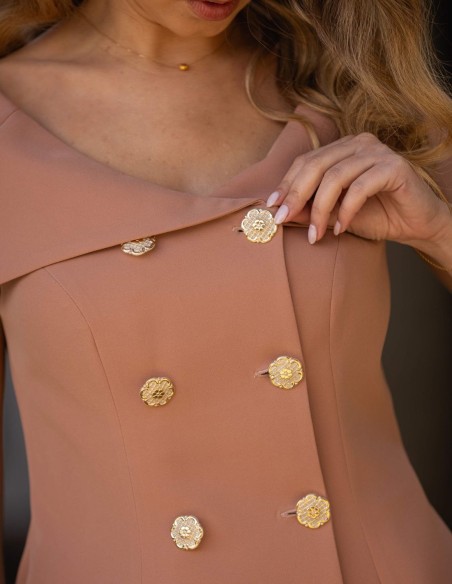 Conjunto de invitada con top de botones y pantalones para fiesta