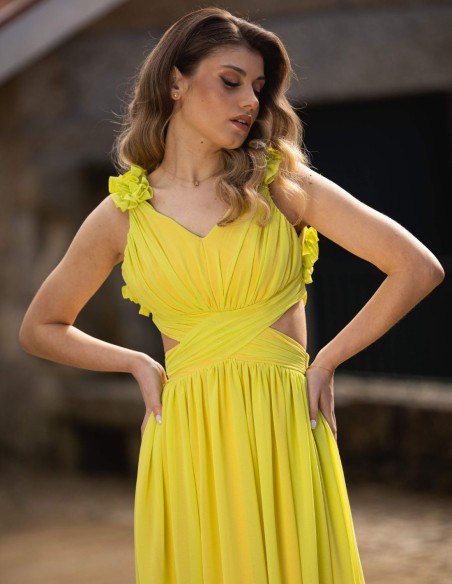 Vestido de fiesta largo amarillo con detalles de flores