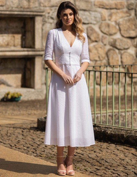 Robe midi blanche avec broderie et manches françaises