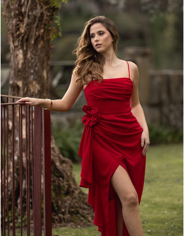 Longue robe de soirée rouge à volants et à fleurs 2