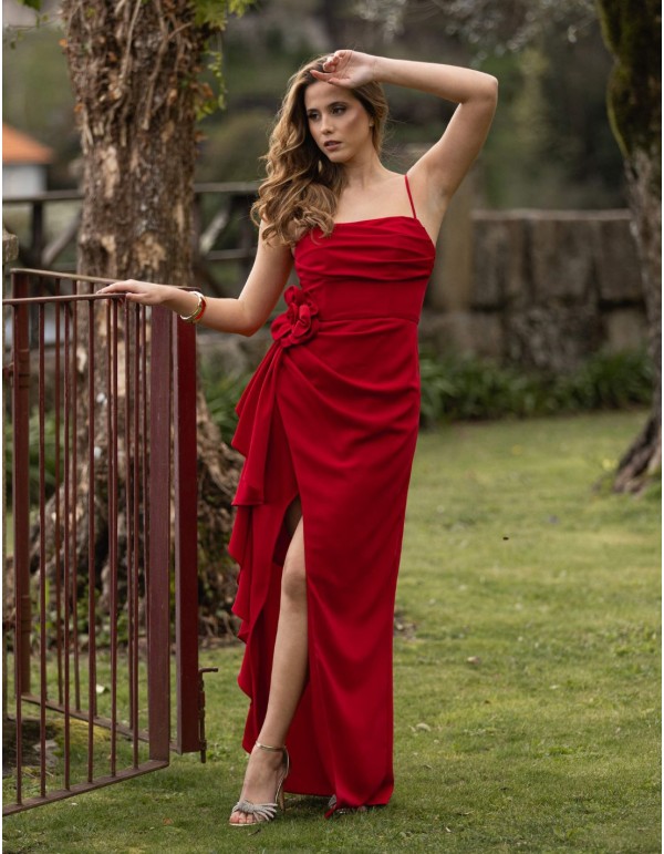 Longue robe de soirée rouge à volants et à fleurs