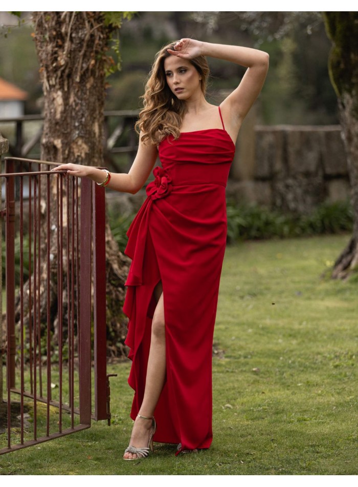 Vestido de fiesta largo rojo con frunces y detalle de flor