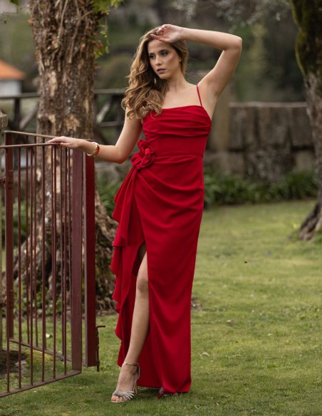 Vestido de fiesta largo rojo con frunces y detalle de flor