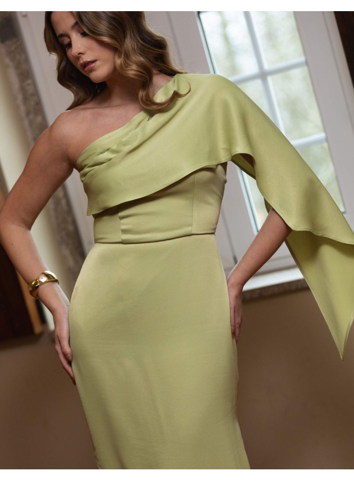 Longue robe de soirée verte à encolure asymétrique