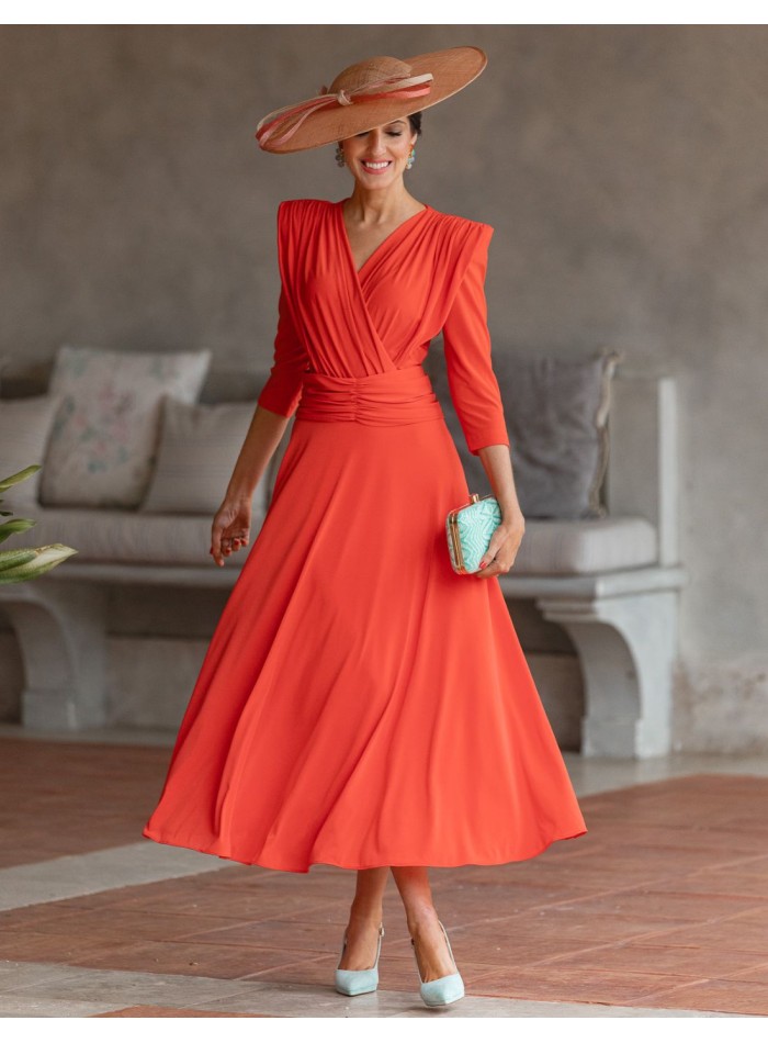 Vestido midi de punto coral con cuerpo drapeado