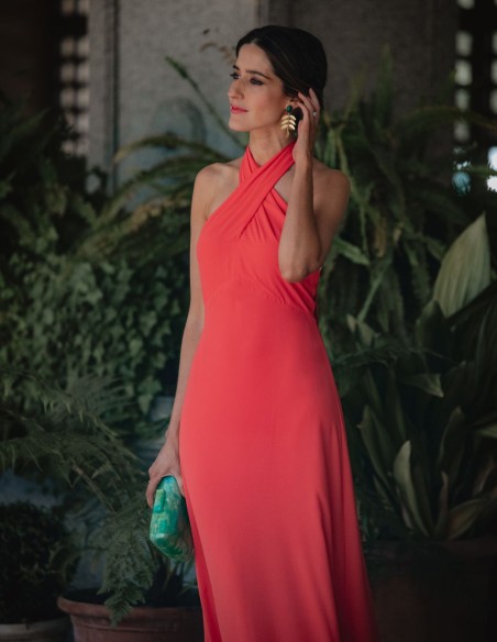 Vestido largo de fiesta con escote halter cruzado - invitada perfecta