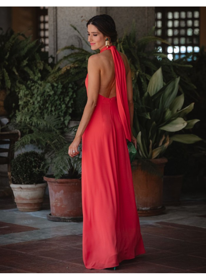 Vestido largo de fiesta con escote halter cruzado en coral