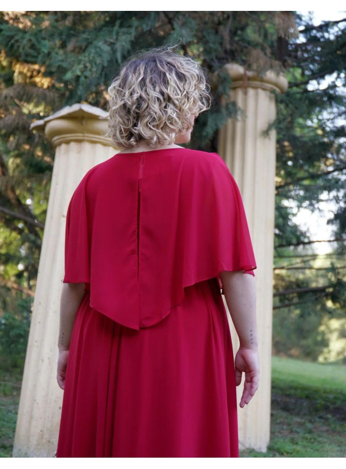 Longue robe d'invité avec broche et cape