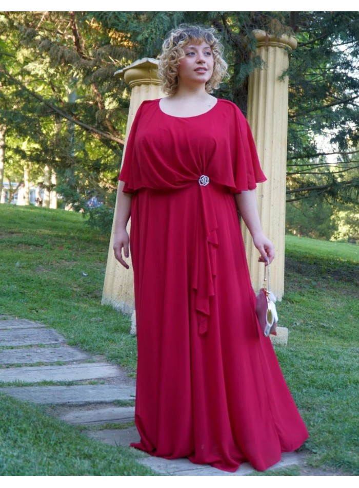 Vestido de invitada largo con broche y capa