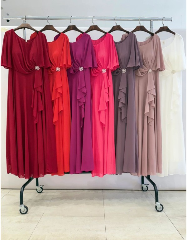 Longue robe d'invité avec broche et cape