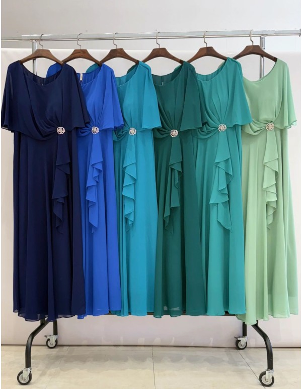 Longue robe d'invité avec broche et cape