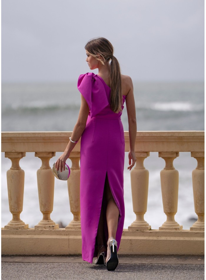 Vestido largo fucsia de invitada con escote asimétrico y lazada para ocasiones especiales