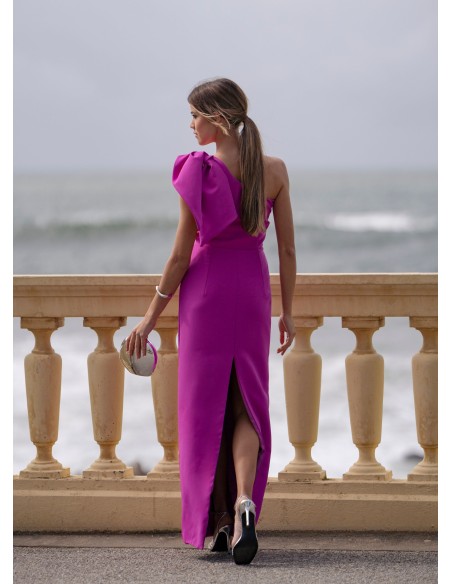Vestido largo fucsia de invitada con escote asimétrico y lazada para ocasiones especiales