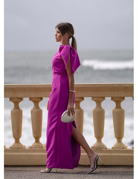 Robe longue d'invité fuchsia avec encolure asymétrique et laçage