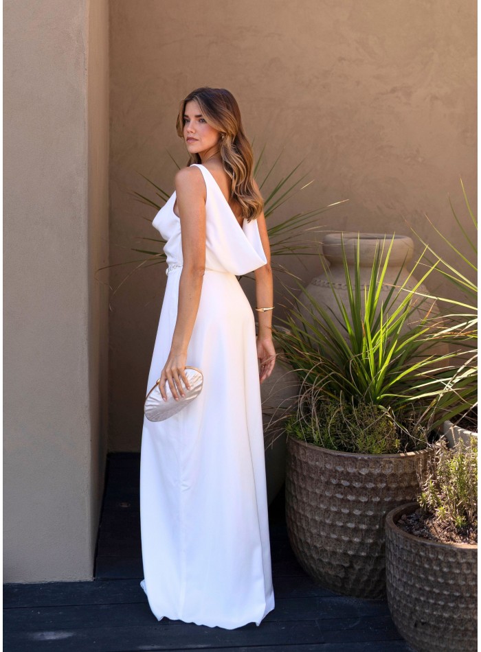 Longue robe blanche à décolleté plongeant
