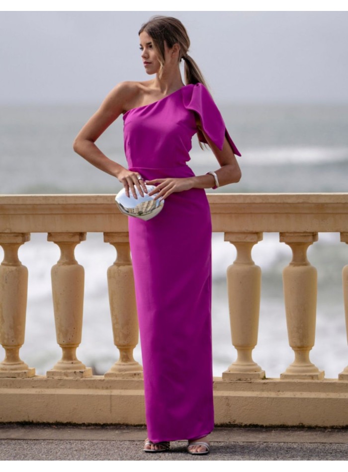 Vestido largo fucsia de invitada con escote asimétrico y lazada