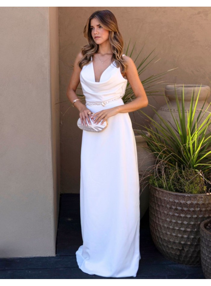 Longue robe blanche à décolleté plongeant