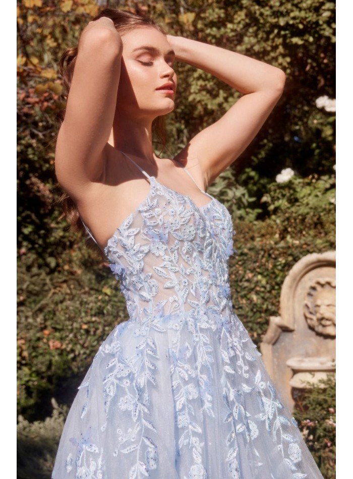 Vestido de fiesta largo en azul cielo con escote en V, cuerpo bordado con pedrería y falda de tul vaporosa – vista frontal