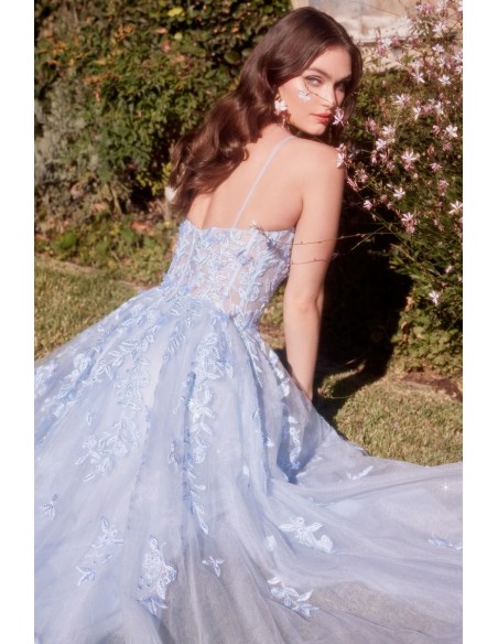 Vestido largo de fiesta en azul cielo con espalda abierta y falda de tul fluida – vista trasera elegante