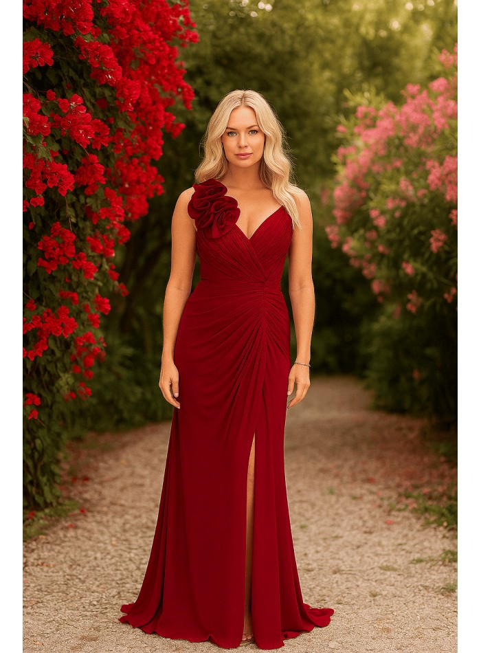 Robe longue de fête rouge cerise avec décolleté en V et fleurs sur les bretelles