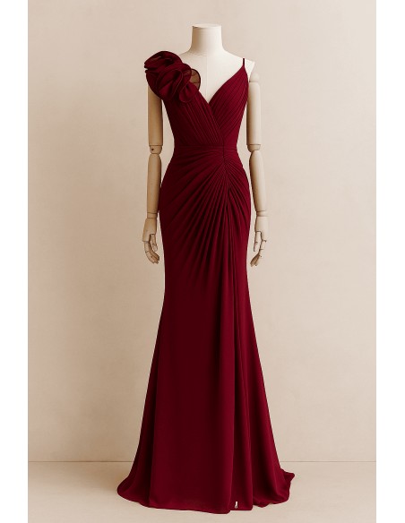 Robe de soirée longue avec décolleté en V et détails floraux sur les bretelles