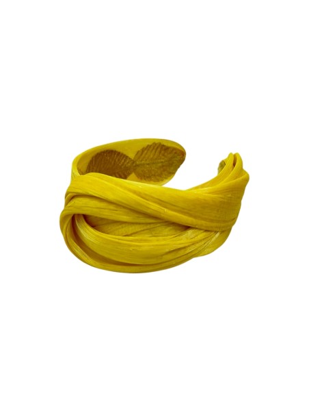 Diadema de invitada mostaza en abaca de seda trenzada
