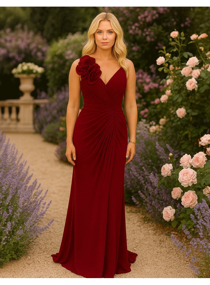 Robe de soirée longue avec décolleté en V et détails floraux sur les bretelles