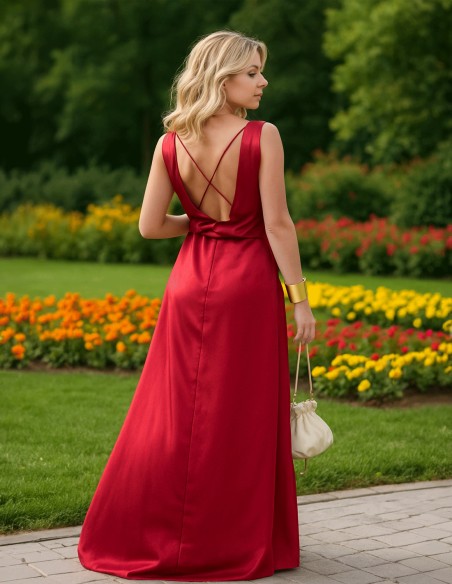 Longue robe d'invité avec tissu satiné et dos ouvert