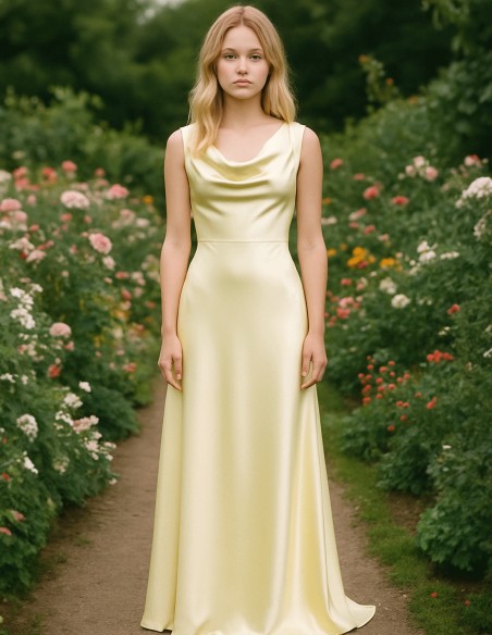 Long gown with satin fabric and open back yellow