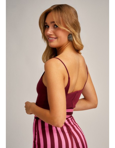 Burgundy knitted top with square neckline and shoulder straps