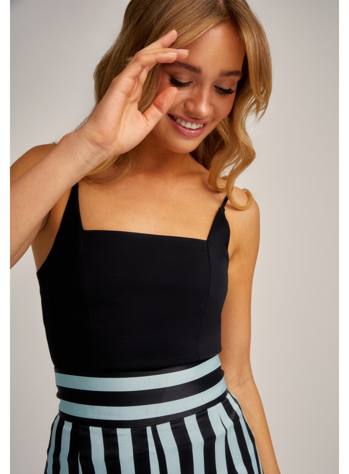 Top noir en maille avec encolure carrée et...