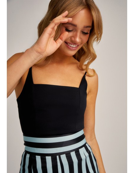 Top negro de punto con escote cuadrado y tirantes para cenas