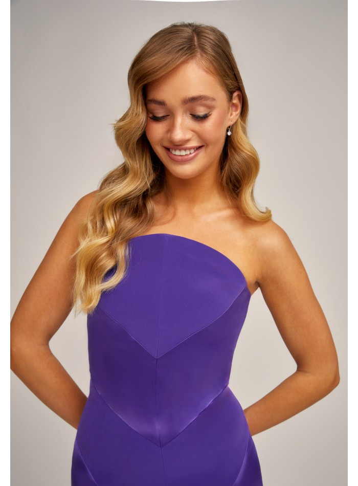 Vestido midi morado palabra de honor con escote curvo para invitadas