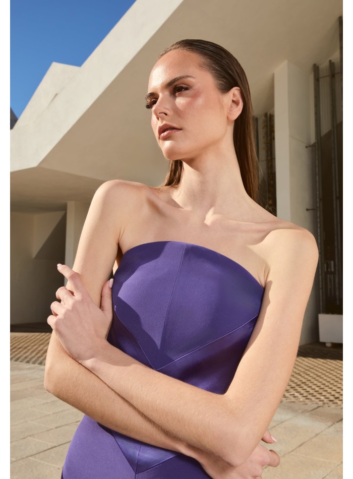 Vestido midi morado palabra de honor con escote curvo para invitada de boda