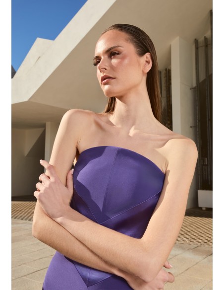 Robe midi violette sans bretelles avec encolure incurvée