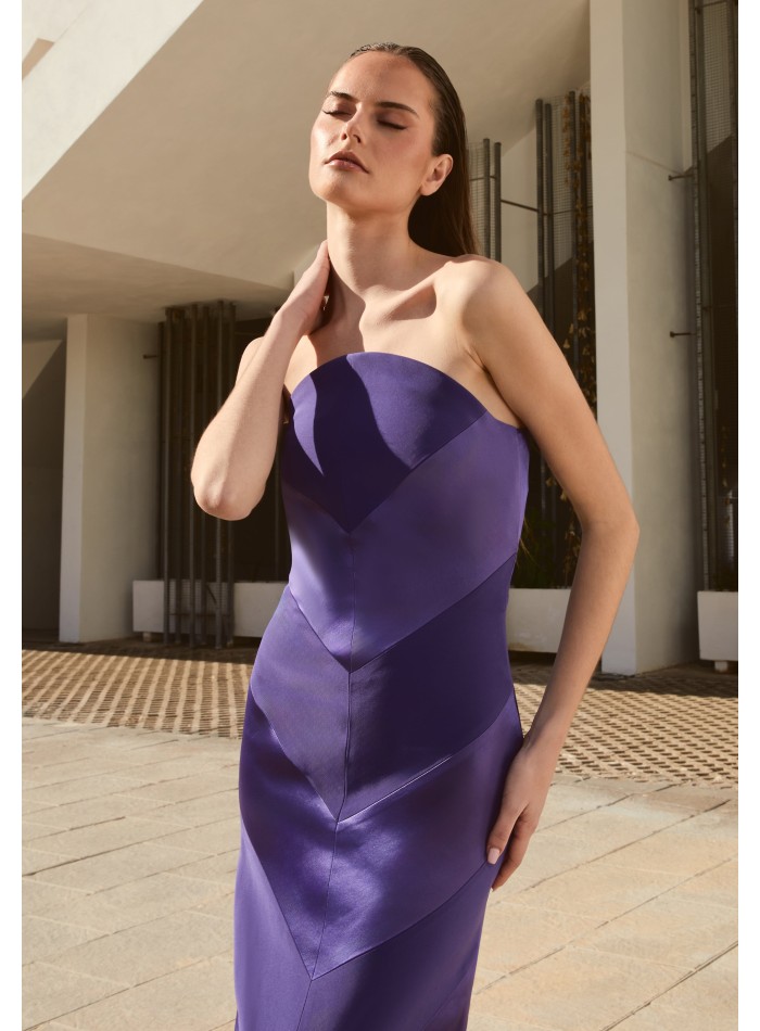 Vestido midi morado palabra de honor con escote curvo para invitada de eventos
