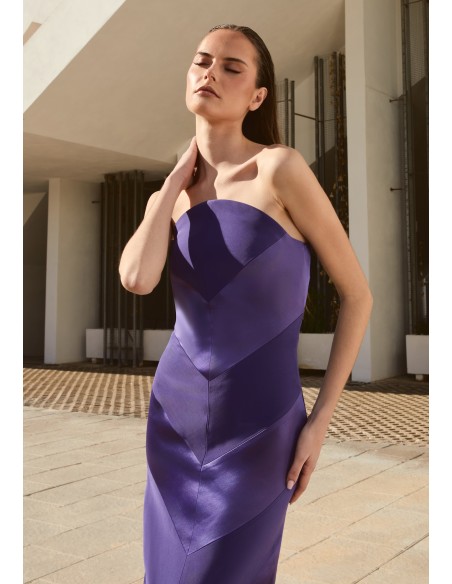 Robe midi violette sans bretelles avec encolure incurvée
