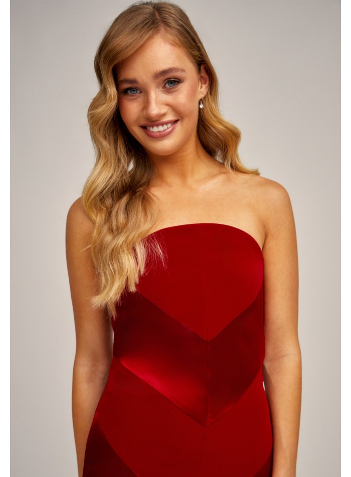 Vestido midi rojo en triacetato palabra de honor con escote curvo para invitada