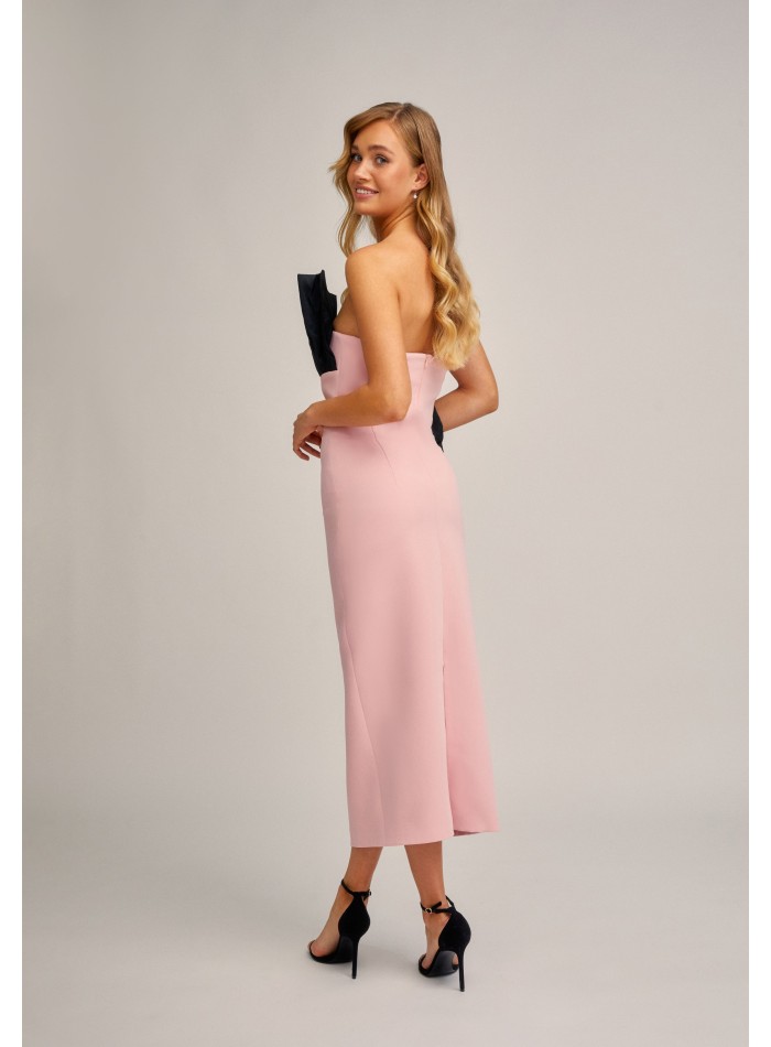 Robe midi à bretelles rose et noire avec volant...